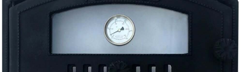 Die Kachelofentür ermöglicht den Zugang zum Ofen Die Kachelofentür ermöglicht den Zugang zum Ofen